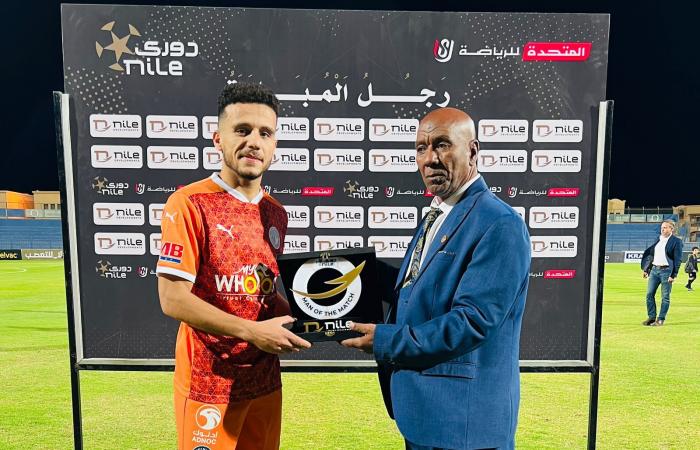 الدوري
      المصري،
      مصطفى
      فتحي
      أفضل
      لاعب
      بمباراة
      بيراميدز
      والجونة
      (صور)