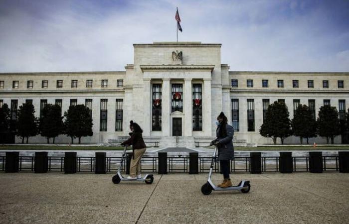 الفيدرالي
      الأمريكي:
      التضخم
      مازال
      بعيدًا
      عن
      المعدل
      المستهدف
      عند
      2%