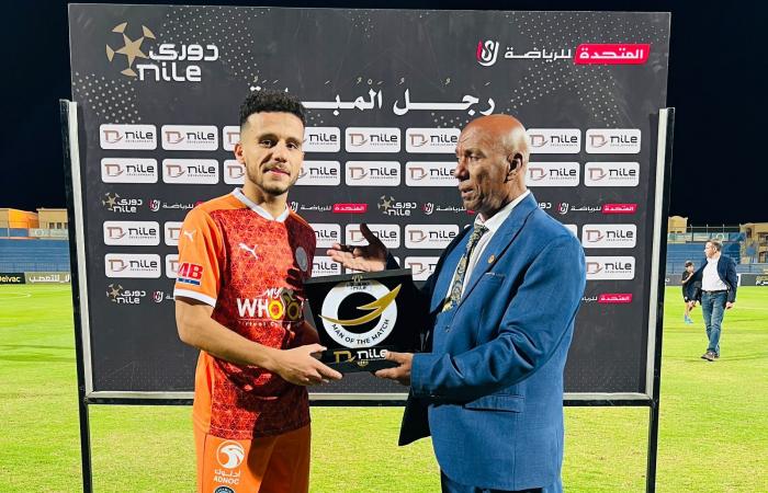 الدوري
      المصري،
      مصطفى
      فتحي
      أفضل
      لاعب
      بمباراة
      بيراميدز
      والجونة
      (صور)