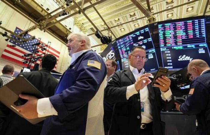 تراجع
      "S&P
      500"
      و"داو"
      يلامس
      مستوى
      قياسي
      جديد