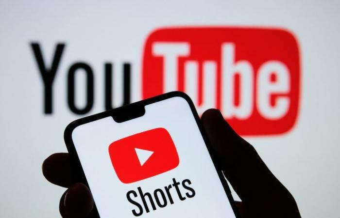 تعمل
يوتيوب
على
عرض
الإعلانات
ضمن
ميزة
فيديو
shorts
وبالتالي
مشاركة
الدخل
مع
منتجي
المحتوى