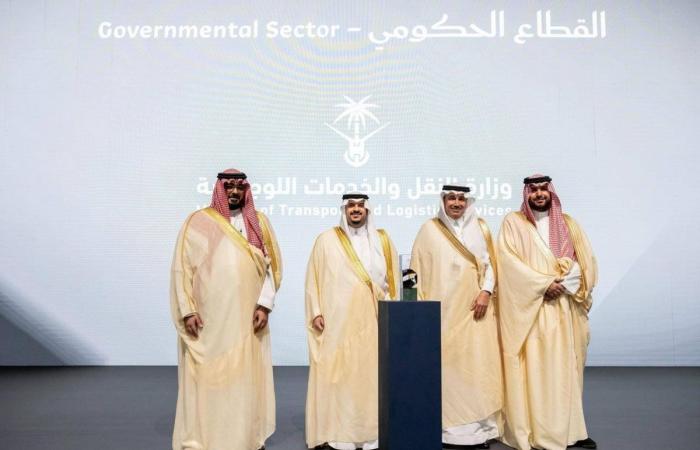 برعاية خادم الحرمين الشريفين.. نائب أمير الرياض يكرّم وزارة النقل والخدمات اللوجستية لحصولها على المستوى الفضي في جائزة الملك عبدالعزيز للجودة