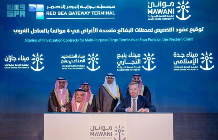 وزير النقل يشهد توقيع عقود تخصيص محطات البضائع متعددة الأغراض