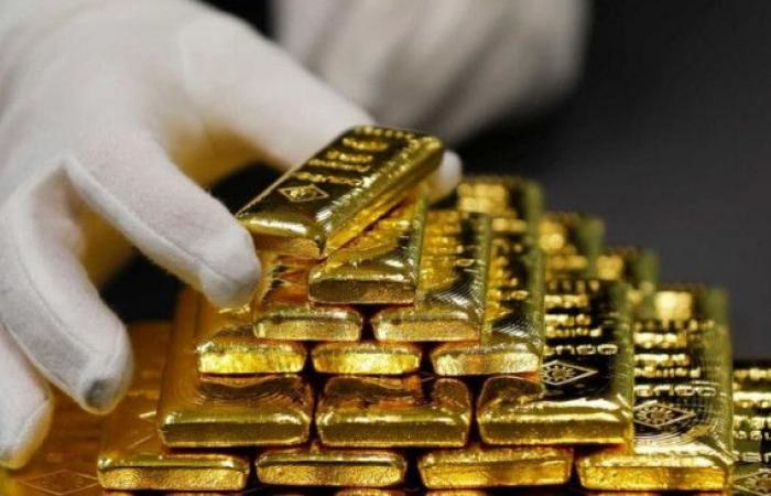 تراجع
      أسعار
      الذهب
      عالمياً
      بأكثر
      من
      1%