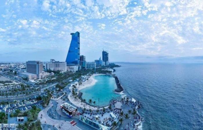 جدة تمدُّ واجهاتها وحدائقها.. لتُضيء صيف الزائرين