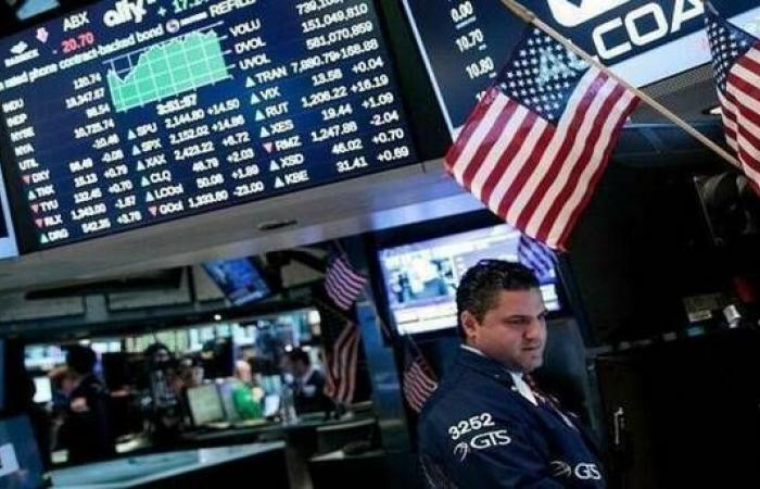 وول
      ستريت
      تغلق
      على
      تباين
      وسط
      تحذيرات
      ترامب
      وارتفاع
      التضخم