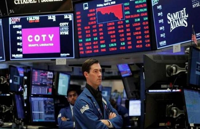 تباين
      مؤشرات
      وول
      ستريت..
      ناسداك
      يتراجع
      و"S&P
      500"
      يسجل
      مستوى
      قياسياً