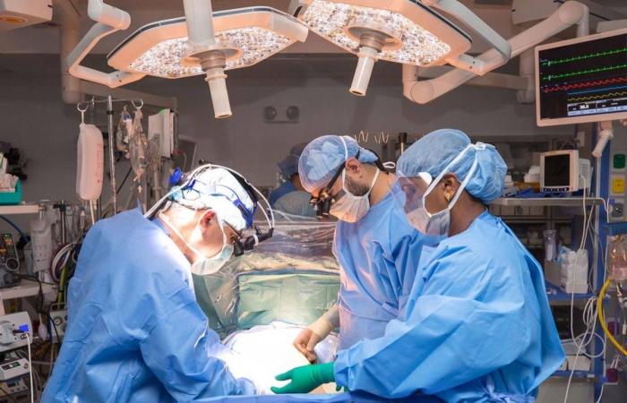 "التخصصي" يُنقذ مريضًا خمسينيًا بأول زراعة لجهاز دعم القلب في المنطقة الغربية