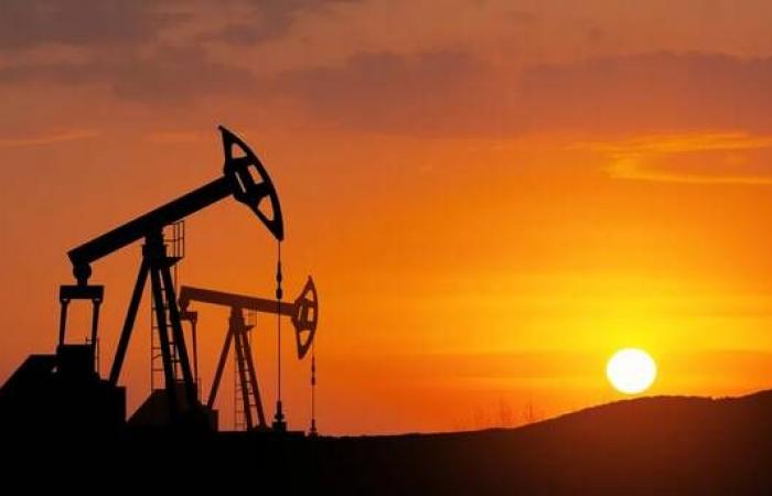 أسعار
      النفط
      تهبط
      مع
      ترقب
      السوق
      محادثات
      أمريكية
      روسية