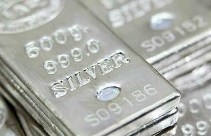 الفضة
      تقفز
      فوق
      45
      دولاراً
      مسجلة
      أعلى
      مستوى
      في
      14
      عاماً