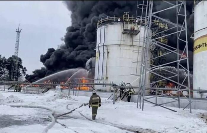 إخماد
      حريق
      اندلع
      بمصفاة
      نفط
      في
      روسيا
      بسبب
      حطام
      مسيرة