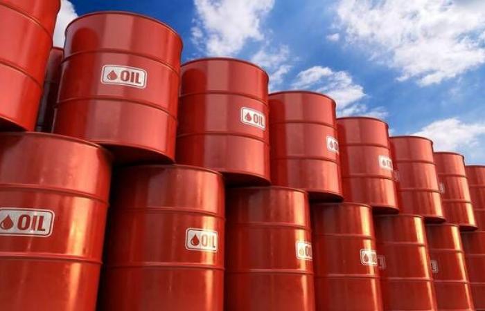 النفط
      يغلق
      مرتفعاً
      عالمياً
      لكنه
      يسجل
      خسائر
      أسبوعية
      8%