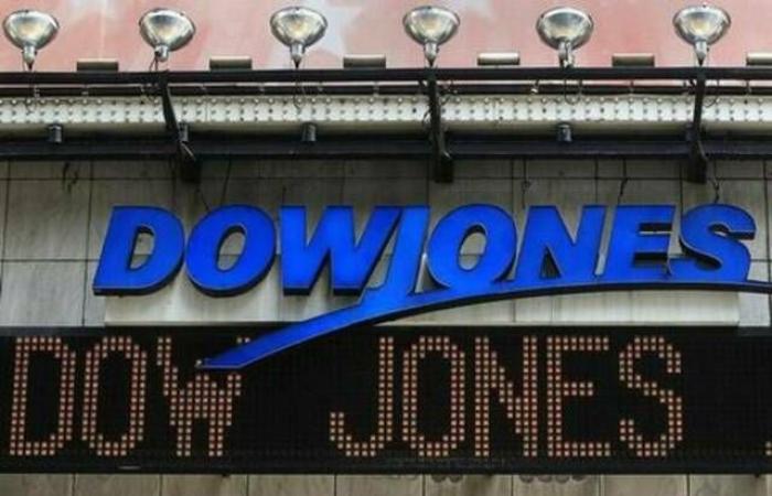 المؤشرات
      الأمريكية
      تتباين..
      داو
      جونز
      يسجل
      قمة
      قياسية
      وسط
      جمود
      أزمة
      الإغلاق