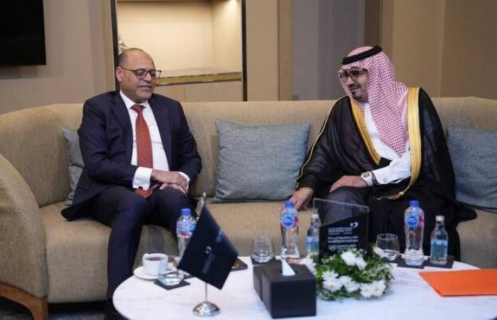 وزير
      العمل
      المصري
      يشهد
      توقيع
      اتفاقية
      بين
      المستشفى
      السعودي
      الألماني
      و"مايو
      كلينك"