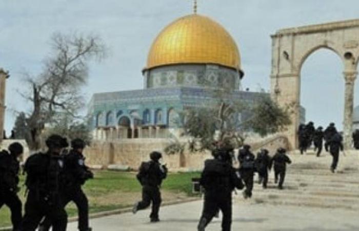 عشرات المستوطنين يقتحمون المسجد الأقصى بحماية قوات الاحتلال الإسرائيلى