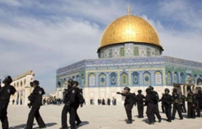 مستوطنون يقتحمون باحات الأقصى بحماية شرطة الاحتلال الإسرائيلى