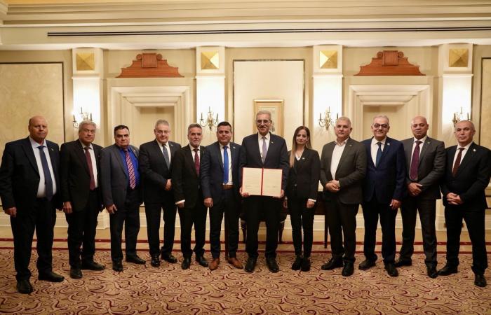 اللجنة الوطنية لإدارة غزة تبدأ أعمالها برئاسة المفوض العام الدكتور علي شعث