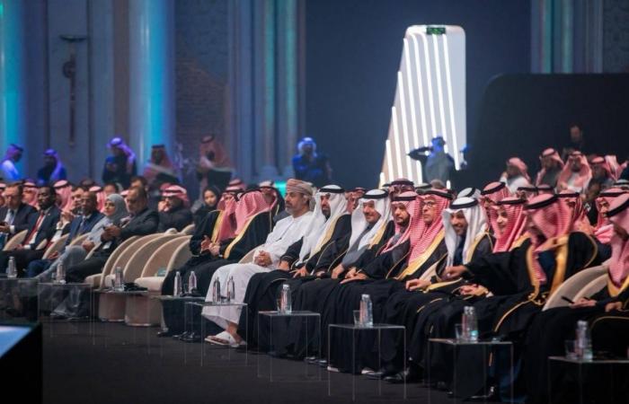 وزير الموارد البشرية والتنمية الاجتماعية يكرّم المنشآت الفائزة بجائزة العمل في نسختها الخامسة