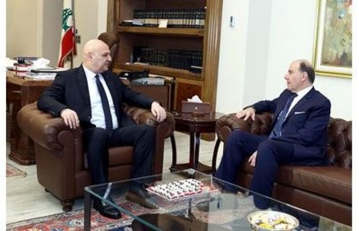 حاكم المصرف يعرض لرئيس الجمهورية الإجراءات الاحترازية للحفاظ على الاستقرار النقدي