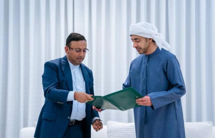 محمد بن زايد يتلقى رسالة خطية من رئيس وزراء بنغلاديش تتصل بالعلاقات