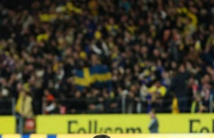 روبرت ليفاندوفسكي يبكي بعد ضياع بطاقة التأهل للمونديال