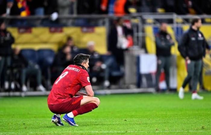 هل كانت المباراة الأخيرة؟ ليفاندوفسكي يثير الجدل بعد صدمة السويد