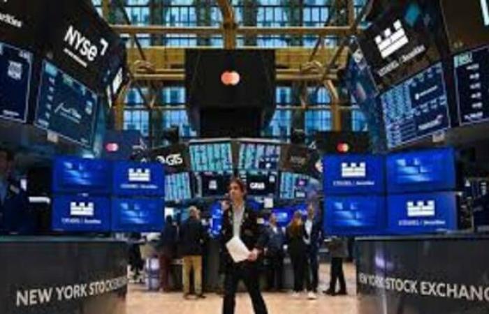 تراجع العقود الآجلة للأسهم الأمريكية إثر تلويح ترامب بتصعيد عسكري