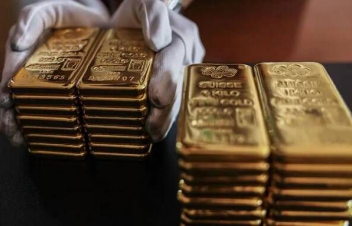 الذهب يهبط متأثرًا بارتفاع الدولار وتراجع توقعات خفض الفائدة