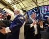 ارتفاع
      "S&P
      500"
      طفيفاً
      مع
      تباطؤ
      مقياس
      التضخم
      المفضل
      للفيدرالي