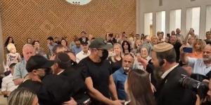 تصفيق حار وهتافات داخل محكمة إسرائيلية أثناء دخول جنود متهمين باغتصاب أسير فلسطيني (فيديو)