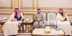 بأمر الملك.. وزير الدفاع يقلد قائد الجيش الباكستاني وسام الملك عبدالعزيز من الدرجة الممتازة