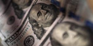 تراجع الدولار الأمريكي مع ترقب الأسواق الهدنة الهشة