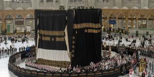 بأيدي (150) صانعًا سعوديًا.. الكعبة المشرفة تتزين بكسوتها الجديدة لعام 1448هـ في مشهد يجسد عناية المملكة بالمقدسات