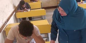 أدوا الإحصاء دون شكاوى، رئيس منطقة الدقهلية الأزهرية يتابع امتحانات الثانوية بمعهد الإمام مالك