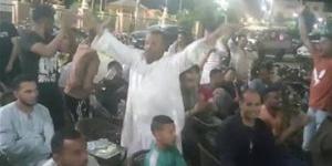 فرحة هستيرية للجماهير المصرية على المقاهي بعد هدفي الفراعنة في شباك نيوزيلندا (فيديو)