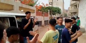 بالغناء والتصفيق، طلاب الثانوية العامة يدخلون لجان الغربية وسط حالة من الفرح (فيديو)