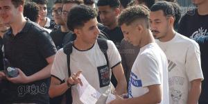 بين الأمل والترقب، طلاب الثانوية العامة يدخلون لجان الامتحانات بمدرسة الشهيد أحمد محمد بالجيزة (صور)