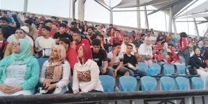 صور الرئيس السيسي تزين احتفالات الجماهير المصرية باستاد الإسكندرية