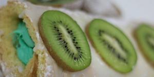 طريقة عمل سويسرول الكيوي بمذاق لا يقاوم