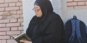 بالمصاحف وقراءة القرآن، قلق وتوتر أولياء الأمور أمام لجان الثانوية العامة بالغربية (فيديو)
