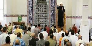 هل الصلاة خلف إمام يدخن السجائر باطلة؟ دار الإفتاء توضح