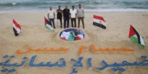 ضمير الإنسانية.. صورة حسام حسن على رمال بحر غزة تقديرا لدعمه لفلسطين
