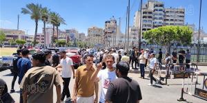 عايز كائن فضائي علشان يحله، طالب ثانوية عامة ببورسعيد يشتكي من امتحان الفيزياء (فيديو)