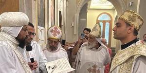 الأنبا أثناسيوس يرسم دياكون بكنيسة الملاك البحري تمهيدا لسيامته كاهنا