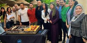 أبطال مسلسل "محمود الطيار" يحتفلون بانطلاق تصويره