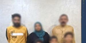 كواليس صورة هزت القلوب، عندما يتاجر الآباء بنوم أطفالهم على الرصيف!