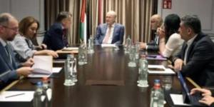 رئيس وزراء فلسطين يؤكد ضرورة الحفاظ على دور الأونروا في الضفة الغربية وقطاع غزة