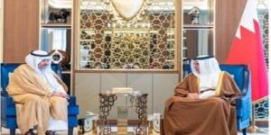 ولي عهد البحرين يبحث مع السفير السعودي تعزيز العلاقات الثنائية