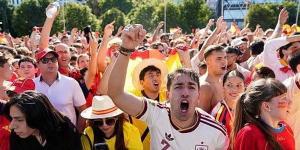 نهائي كأس العالم، جماهير إسبانيا تتوافد على ملعب ميتلايف قبل مواجهة الأرجنتين
