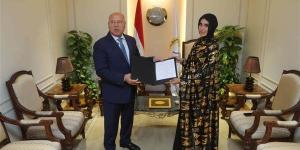وزير النقل يكرم ليلى الأنصاري تقديرًا لموقفها الوطني في التصدي لرشق قطار بالحجارة